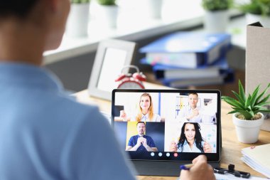 Dijital tablet kullanarak konferans konuşması yapan kadın