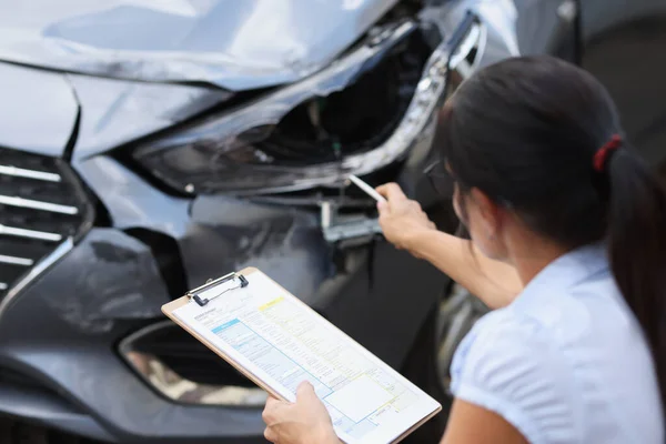 Versicherungsvertreter erfasst Schaden am Auto nach Unfall — Stockfoto