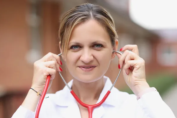 Porträtt av ung kvinnlig läkare med stetoskop — Stockfoto