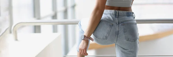 Fitness armband zetten op de hand van jonge vrouw terug uitzicht — Stockfoto