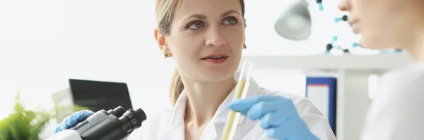 Zwei Forscher führen chemische Tests an Flüssigkeiten im Reagenzglas durch — Stockfoto