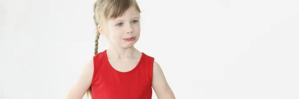 Retrato de niña ofendida sobre fondo blanco —  Fotos de Stock