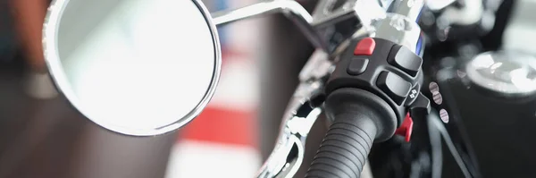 Espejo de moto con asa de acelerador en primer plano del manillar — Foto de Stock