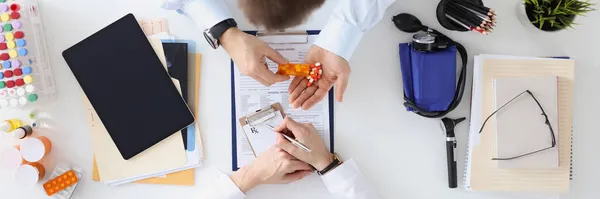 Arzt schreibt Patient Rezept für Medikament — Stockfoto