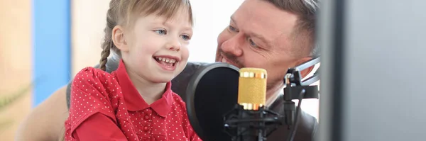 Lärare med liten flicka spelar in sång i studio — Stockfoto