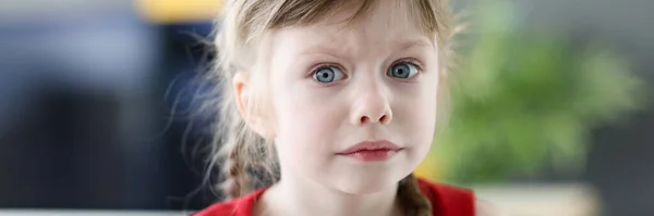 Retrato de niña emocional con mirada pensativamente asustada de cerca —  Fotos de Stock