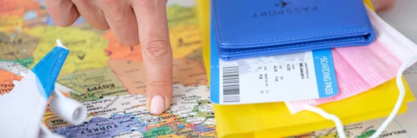 Punkty turystyczne palec na bilecie lotniczym do Grecji na mapie świata i posiada paszport — Zdjęcie stockowe