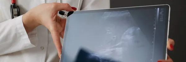 Lékař zobrazující ultrazvuk břicha na digitálních tabletách v detailu kliniky — Stock fotografie