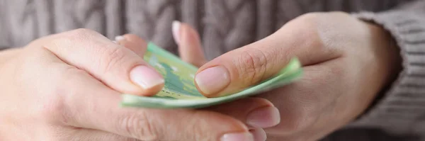 Жінка тримає євро банкноти в руках крупним планом — стокове фото