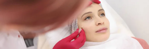 Esteticista hacer maquillaje permanente para los párpados y las cejas a la mujer cliente en salón de belleza —  Fotos de Stock