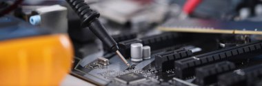 Eldivenlerde uzman bilgisayar ana kartını test ediyor.