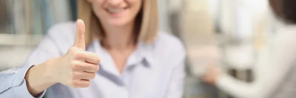 Vrouw shopper glimlachen tonen duimen omhoog gebaar in petto — Stockfoto