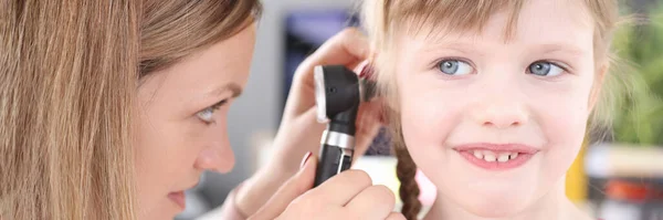 Otorhinolaryngologist conducts medical examination of little girl ear — Stock Photo, Image