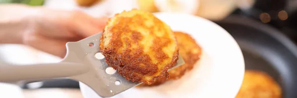 Delicious golden yellow potato pancakes in frying pan — Stock Photo, Image