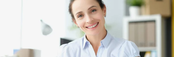 Mooie glimlachende vrouw met document brief in handen closeup — Stockfoto