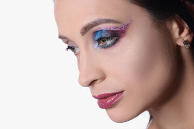 Parlak makyaj ile genç kadın portresi