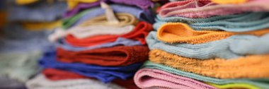 Servis merkezindeki raflarda bir sürü renkli mikrofiber kumaş var.