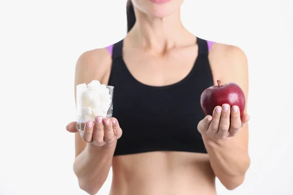 Donna sportiva tiene mela e vetro con zucchero — Foto Stock