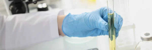Lo scienziato conduce test di laboratorio di liquido trasparente in provetta — Foto Stock