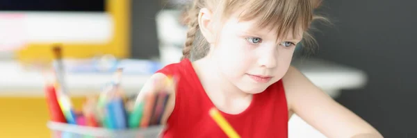 Little beautiful girl draws with pencils closeup — Stock Photo, Image