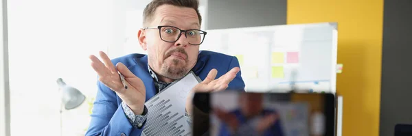 Emotional man conducts remote online training closeup — Stock Photo, Image