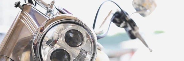 Round motorcycle headlight with handlebars and mirrors closeup — Stock Photo, Image