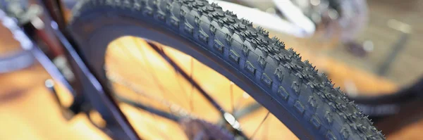 Αξιόπιστη ελαστικών με ποιότητα πέλματος σε τροχό ποδηλάτων closeup — Φωτογραφία Αρχείου