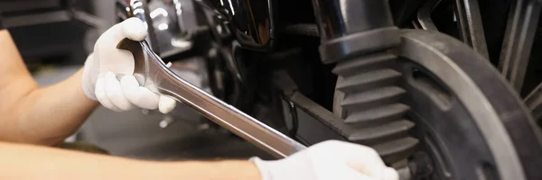 Meister schraubt Bremsscheiben am Motorrad mit Schraubenschlüssel ab — Stockfoto