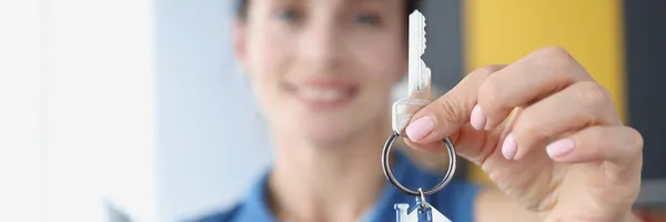 Proprietário detém chave para apartamento no novo edifício closeup — Fotografia de Stock