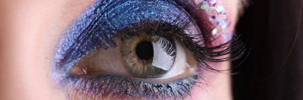 Kobieta oko z jasnym makijażu wieczorem zbliżenie — Zdjęcie stockowe
