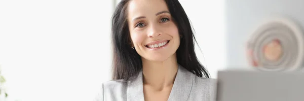 Mujer de negocios sonriente sosteniendo diario con pluma de plata en la mano — Foto de Stock