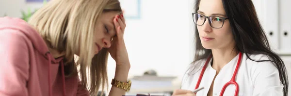 Mujer joven bajo estrés por diagnóstico médico en la consulta clínica —  Fotos de Stock