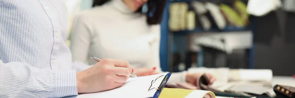 Verkäufer-Berater erteilt Bestellung für den Käufer im Stoffsalon — Stockfoto