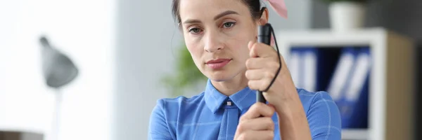 Blind ung kvinna håller promenadkäpp hemma — Stockfoto