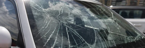 Крупный план трещин на лобовом стекле машины — стоковое фото