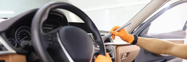 Reparaturmeister in Handschuhen reinigen Luftkanal von Auto mit Bürste Nahaufnahme — Stockfoto