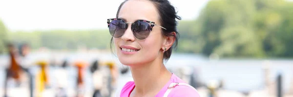 Retrato de sorrir jovem mulher em óculos de sol na rua closeup — Fotografia de Stock