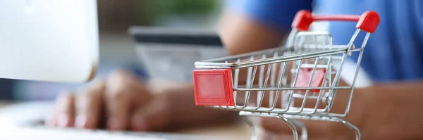 Mano femenina con teclado y carrito de compras de primer plano —  Fotos de Stock