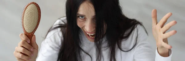 Φοβούμενη γυναίκα κρατά βούρτσα μαλλιών και κραυγές closeup — Φωτογραφία Αρχείου