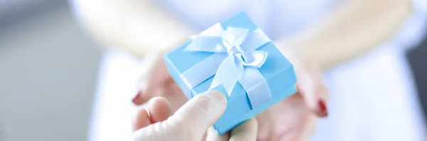 Hombre mano pasa caja de regalo a la mujer —  Fotos de Stock