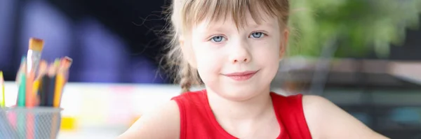 Güzel, gülümseyen küçük bir kızın portresi. Kalemlerle yakın plan çizimi. — Stok fotoğraf