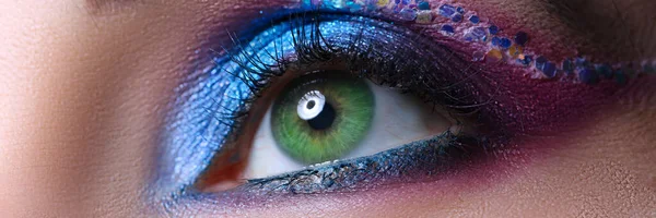 Regardez les yeux verts de la femelle avec de belles nuances bleues et eye-liner noir gros plan — Photo