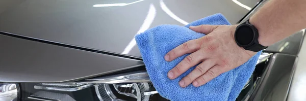 Man hand cleaning car and drying vehicle with microfiber cloth closeup — Stock Photo, Image