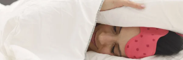 Mulher encontra-se na cama cobrindo a cabeça com closeup cobertor — Fotografia de Stock