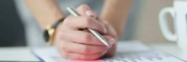 Geschäftsfrau hält Hände mit Kugelschreiber über Dokumente mit Grafiken Nahaufnahme — Stockfoto