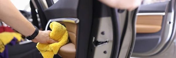 Manuelle Reinigung der Innenseite des Autos mit Mikrofasertuch Nahaufnahme — Stockfoto
