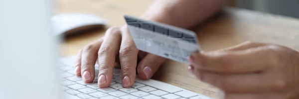 Donna che paga online con carta di credito di plastica primo piano — Foto Stock