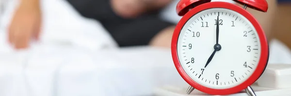 Ανάπαυση άνθρωπος φτάνει για το κουμπί ρολόι για να απενεργοποιήσετε το καθημερινό συναγερμό και να ξυπνήσει — Φωτογραφία Αρχείου