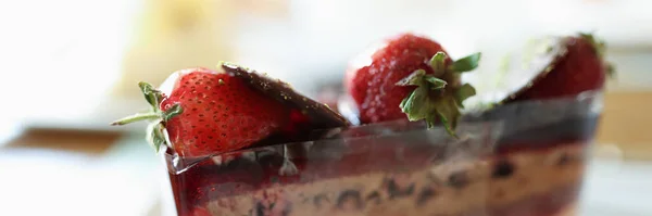 Schokolade Blätterteig mit Erdbeeren auf weißem Teller Nahaufnahme — Stockfoto