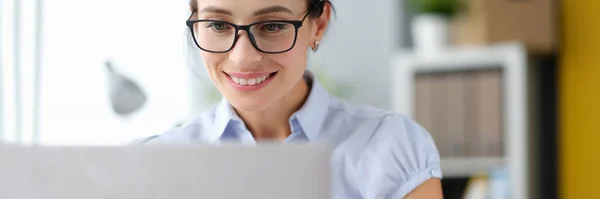 Retrato de la mujer de negocios caucásica feliz que trabaja en el ordenador portátil en línea en la oficina en casa —  Fotos de Stock